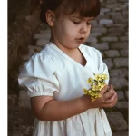 vestido beige verano con bordado bebé niña