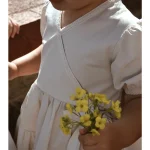 vestido beige verano con bordado bebé niña