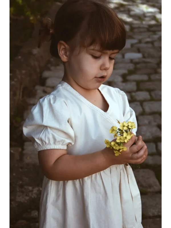 vestido beige verano con bordado bebé niña