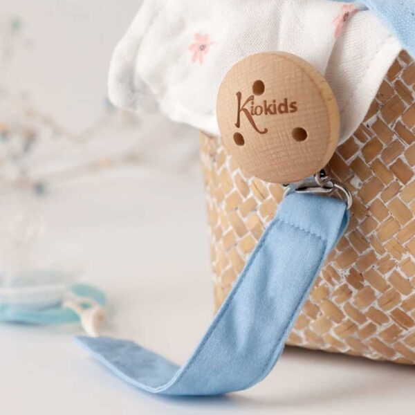 Pinza sujetachupetes madera azul para bebé KioKids