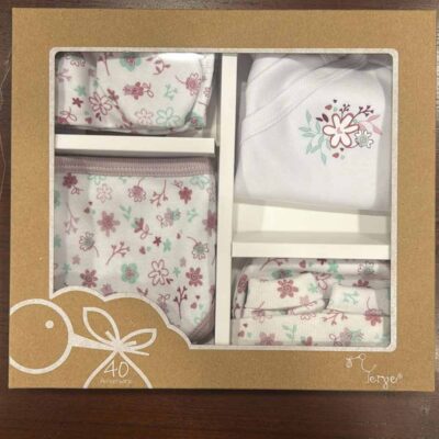 Conjunto camiseta cruzada, polaina, babero, gorro y manopla Flores Yerge